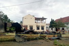 Dua rumah terbakar di Kasindir Simalungun, dua dirusak antisipasi api meluas