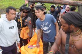 Kapolres: TNI/Polri evakuasi jenazah tukang ojek di Wanwi Puncak Jaya