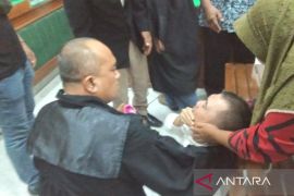 Divonis bebas, mantan Kepala BKD Langkat menangis hingga sujud syukur di ruang sidang