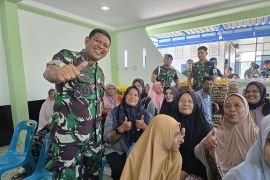 Danrem Lilawangsa bagikan 250 paket sembako gratis untuk warga