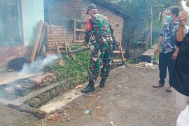 Cegah DBD, Babinsa dan nakes fogging permukiman warga di Lombok Tengah