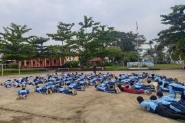 Masa orientasi, Babinsa Lombok Tengah tanamkan disiplin lewat PBB