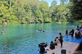 Keindahan bentang alam Biduk-Biduk Berau