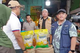 Pemerintah  luncurkan penjualan beras SPHP di Pasar Mardika Ambon