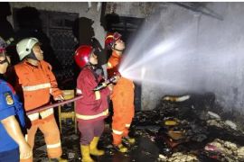 Lima orang luka bakar akibat kebakaran di tempat penyimpanan BBM