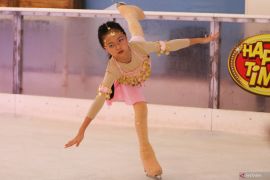 Pertunjukan ice skating di surabaya