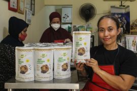 Bersama Pertamina UMK Academy Atlet Binaraga Minie Sudjarwo menjadi Pelopor Cemilan Sehat