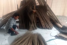 Perajin sapu lidi di Lebak bisa penuhi permintaan pasar