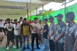 Kelompok nelayan Desa Bangkiling terima bantuan alat tangkap perikanan