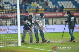 Lapangan tergenang air saat final Piala Presiden