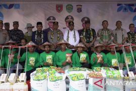 Polres Kutim bagikan Alsintan dukung sektor pertanian daerah