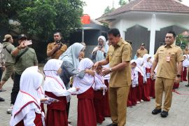 Ratusan siswa antusias sabut hari pertama sekolah gratis Tangerang