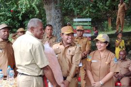 Bupati Jayapura beri bantuan enam ton beras enam kampung