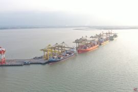 Arus peti kemas internasional di Surabaya naik tiga persen