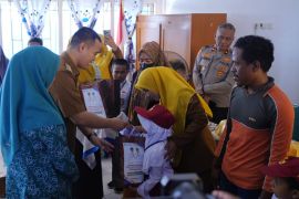 Bupati Pangkep bagikan seragam sekolah gratis kepada siswa baru SD dan SMP