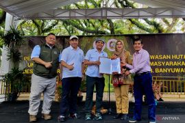 Menhut serahkan 152 hektare kawasan hutan kepada korban tsunami Banyuwangi