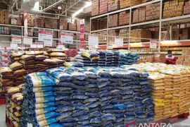 Stok beras di gudang Bulog Sumsel-Babel capai 100 ribu ton, cukup untuk kebutuhan 2025