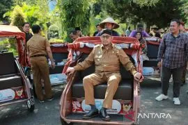 President Prabowo donates e-pedicabs to 60-year-old Sumenep residents