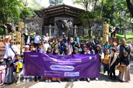 XLSMART salurkan santunan di Jawa Timur dan Sulawesi Selatan