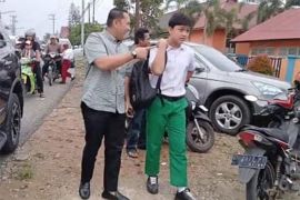 Bupati Merangin turut antar anak ke sekolah di hari pertama
