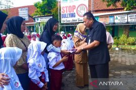 Pemkab Batang distribusikan seragam gratis  siswa SD dan SMP