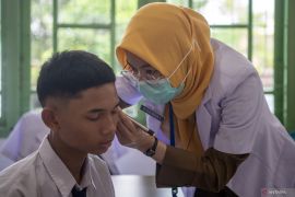 Pemeriksaan kesehatan siswa sekolah rakyat di Palembang Page 2 Small