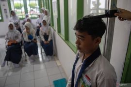 Pemeriksaan kesehatan siswa sekolah rakyat di Palembang Page 4 Small