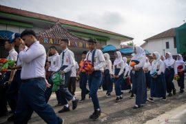 Pemeriksaan kesehatan siswa sekolah rakyat di Palembang Page 3 Small