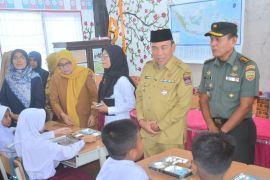 Wawako Padang buka pelaksanaan program MBG di SDN 28 Air Tawar Timur