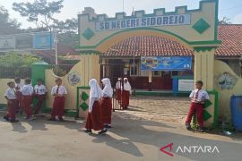 Pemkab Batang distribusikan dana BOSDa program seragam sekolah