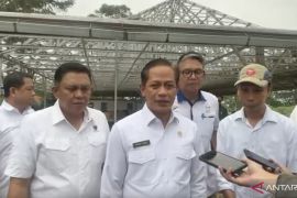 Hanif Faisol Nurofiq tinjau pembongkaran bangunan setelah banjir Puncak