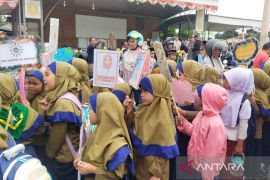 Ratusan pelajar di Simeulue ikut pawai sambut hari pertama sekolah