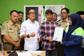 Wamenaker tegaskan tak toleransi praktik penahanan ijazah karyawan