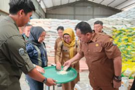 Bulog Indramayu memastikan 209.619 KPM terima beras layak konsumsi