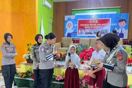 Polwan Polda Maluku sosialisasi pencegahan perundungan di sekolah