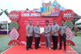 Kanwil Kemenkum Babel serahkan sertifikat merek jasa "Kokawa" di KUKM Fest 2025