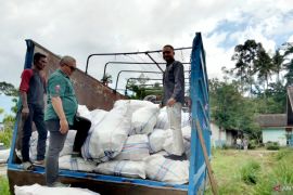 Lelang selesai, barang habis pakai Pemilu 2024 di gudang KPU Pasaman mulai diangkut