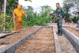 TNI Lombok Tengah edukasi warga metode tanam bedengan terbalik