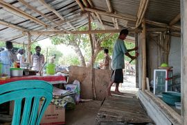 Pembongkaran paksa warung milik warga di Tanjung Aan NTB dikecam