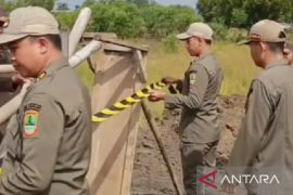 Petugas gabungan hentikan kegiatan galian tanah tidak berizin di Karawang