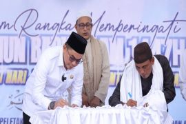 Bupati Tanah Bumbu teken MoU beasiswa santri di Ponpes Al-Istiqamah