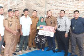 Bupati Labura Serahkan Bantuan Kemensos kepada Keluarga Korban Tertimpa Pohon Aren