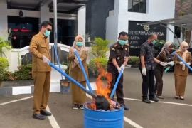 Kejari Serang musnahkan ratusan barang bukti tindak pidana umum