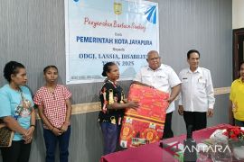 Pemkot serahkan bantuan sandang bagi difabel dan ODGJ di Jayapura