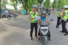 Subsatgas Preventif Operasi Patuh Toba Polres Langkat lakukan penyuluhan kepada pengemudi