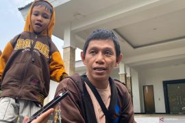 Doa ayah di depan gerbang Sekolah Rakyat