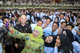 Khofifah serahkan SK 4.172 CPNS dan PPPK Pemprov Jatim 2024