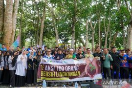 Ratikita.id bersihkan lingkungan di Pagat HST dukung FOLU Net Sink 2030