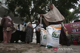 FOTO - Bulog salurkan bantuan beras di Aceh