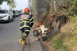 Damkartan Kota Jambi padamkan motor terbakar akibat percikan api